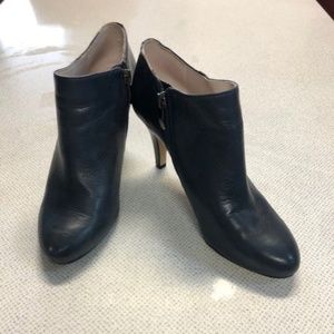 VINCE CAMUTO NAVY LEATHER BOOTIES